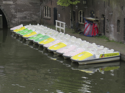 908169 Afbeelding van de waterfietsen aangemeerd aan de werf langs de Oudegracht, bij de Stadhuisbrug te Utrecht. De ...